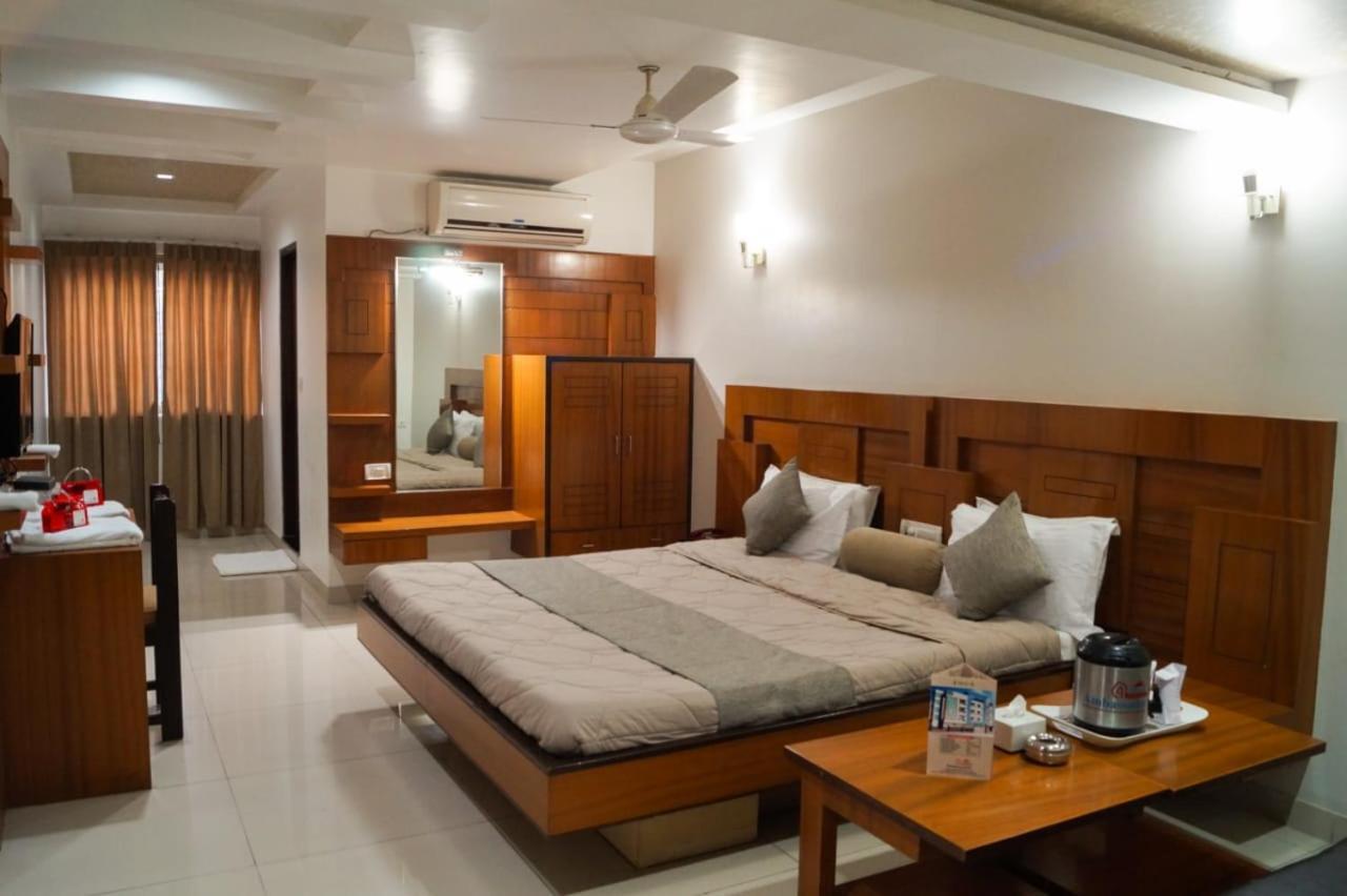 The Ambassador Hotell Vadodara Eksteriør bilde